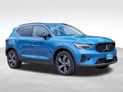2023 Volvo XC40 B5 Plus Dark Theme