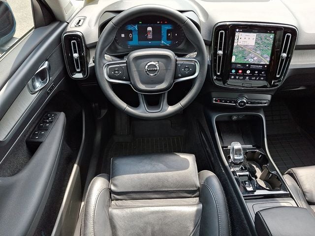 2023 Volvo XC40 B5 Plus Dark Theme