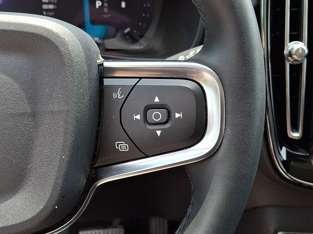 2023 Volvo XC40 B5 Plus Dark Theme