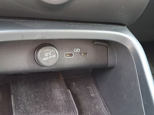 2023 Volvo XC40 B5 Plus Dark Theme