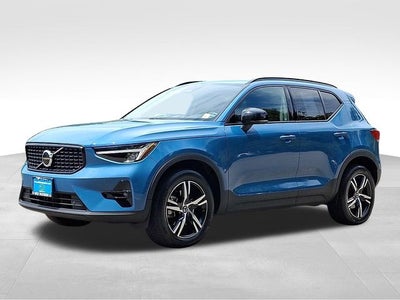 2023 Volvo XC40 B5 Plus Dark Theme