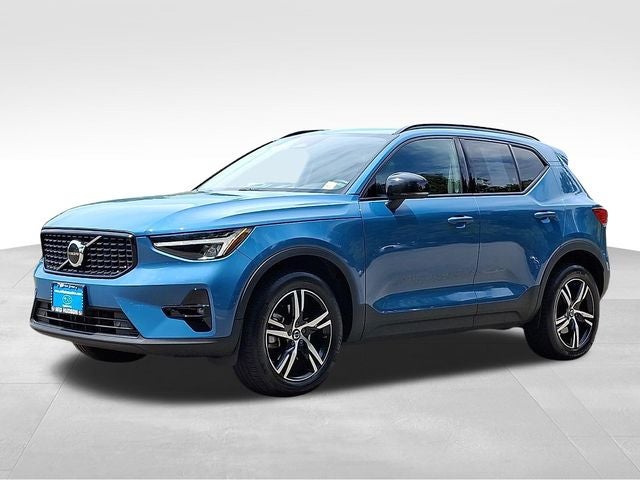 2023 Volvo XC40 B5 Plus Dark Theme