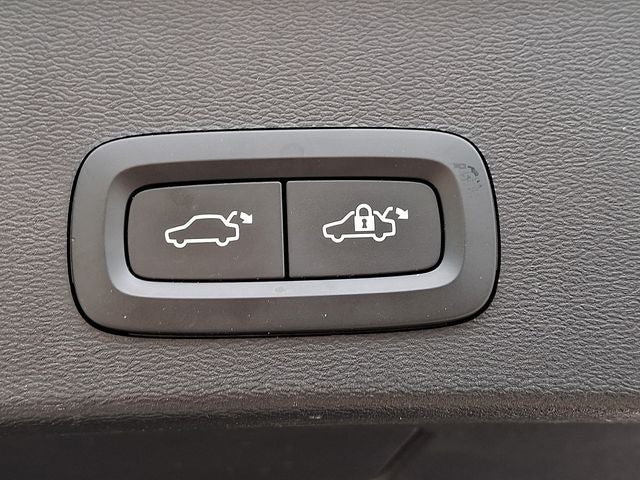 2023 Volvo XC40 B5 Plus Dark Theme