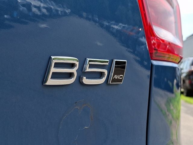 2023 Volvo XC40 B5 Plus Dark Theme