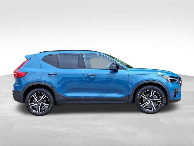 2023 Volvo XC40 B5 Plus Dark Theme