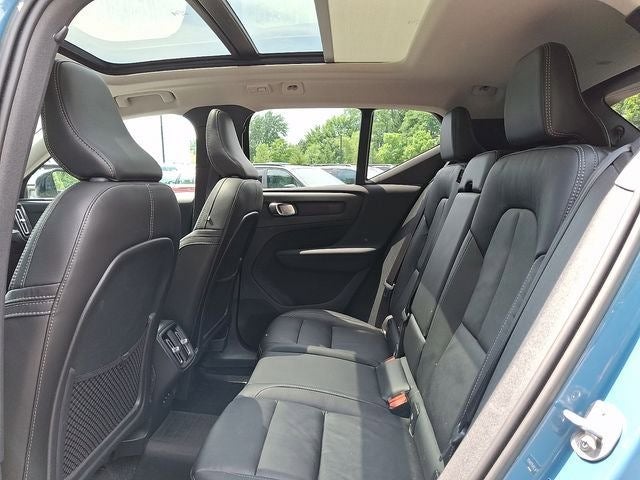 2023 Volvo XC40 B5 Plus Dark Theme