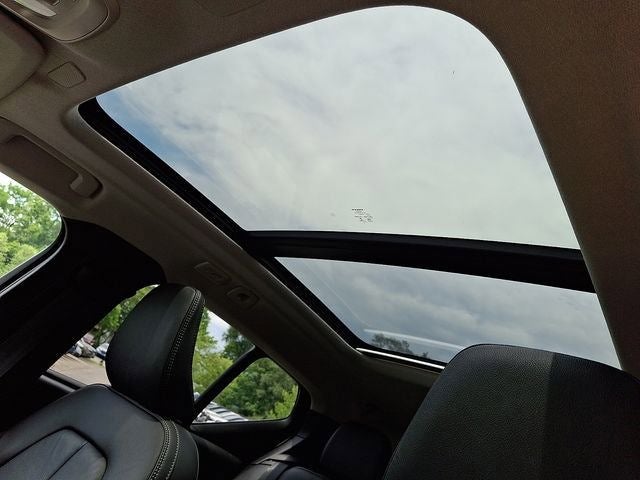 2023 Volvo XC40 B5 Plus Dark Theme