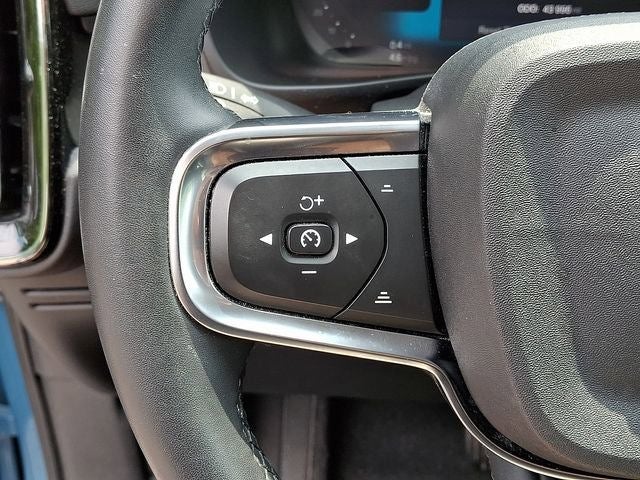 2023 Volvo XC40 B5 Plus Dark Theme