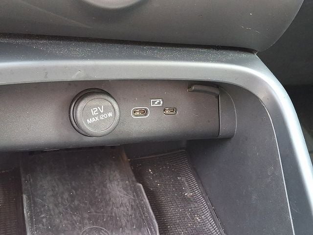 2023 Volvo XC40 B5 Plus Dark Theme